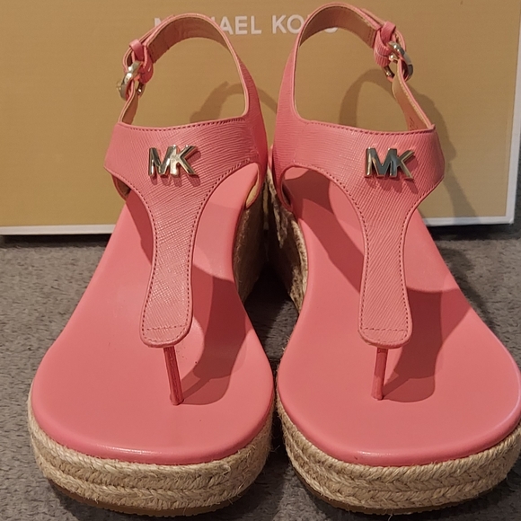 🏷️ NWB MICHAEL KORS CORAL PINK WEDGE SANDALS Size 9 - Picture 3 of 12